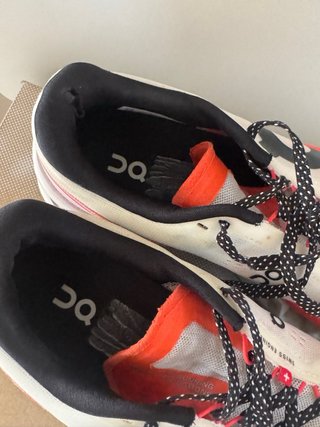 Zapatillas On Running Naranja y Blanco