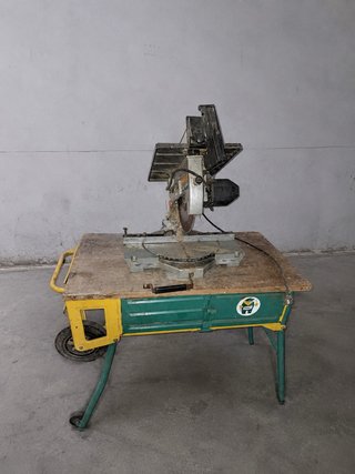 Mesa plegable con ingletadora