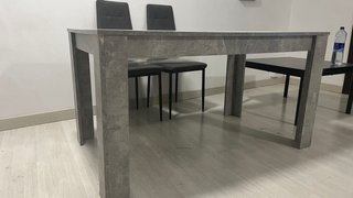 Mesa de comedor gris y blanca