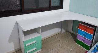 Escritorio esquinero blanco y verde