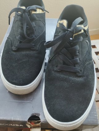 Zapatillas DC Shoes Negras y Doradas