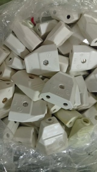 170 Clavijas Hembra Blancas