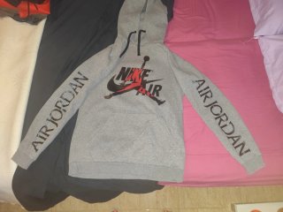 Sudadera Jordan Gris con Logo Nike Air