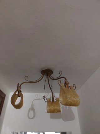 Alcoba de madera maciza con lámparas