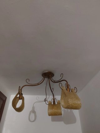 Alcoba de madera maciza con lámparas