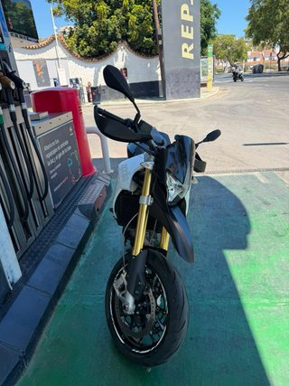 Aprilia Supermoto Negra y Blanca
