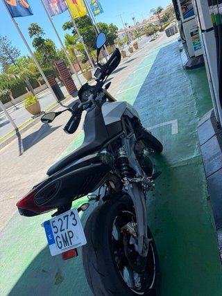Aprilia Supermoto Negra y Blanca