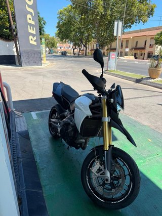 Aprilia Supermoto Negra y Blanca