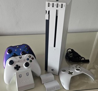Xbox One S 500GB + 2 controller + 3 giochi e accessori.