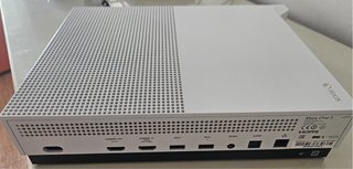 Xbox One S 500GB + 2 controller + 3 giochi e accessori.