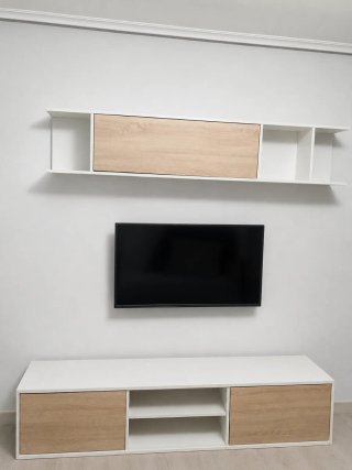 Mueble de salón blanco y madera