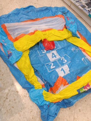 Castillo hinchable con piscina y accesorios