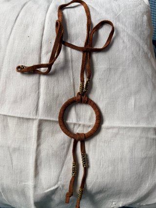Colgante de cuero con abalorios