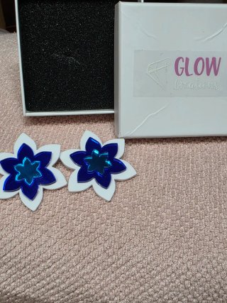 Pendientes de metacrilato flor azul y blanco