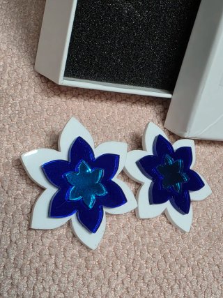 Pendientes de metacrilato flor azul y blanco