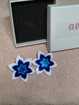 Pendientes de metacrilato flor azul y blanco