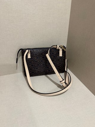 Bolsa Calvin Klein tiracolo monograma