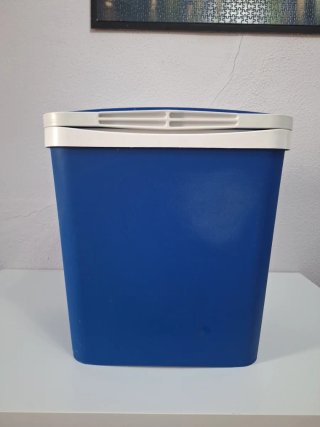 Nevera azul y blanca. Capacidad aproximada 24L