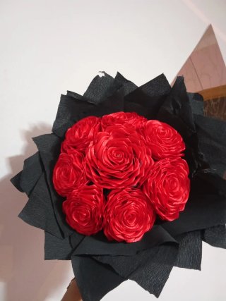 Ramo de rosas rojas artificiales