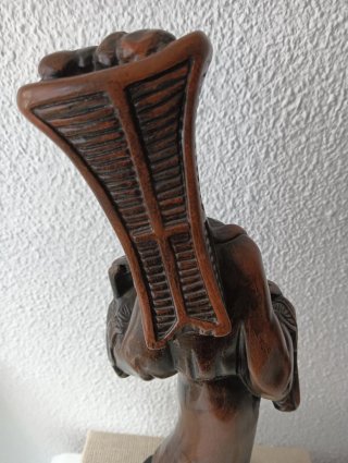 Figura china de madera tallada