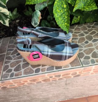 Sandalias cuña a cuadros