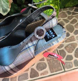 Sandalias cuña a cuadros