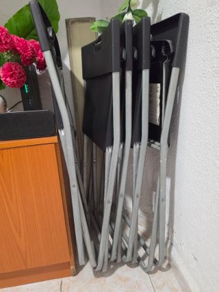 Silla plegable negra y gris