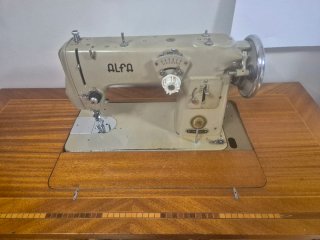 Máquina de coser Alfa antigua mod.9092