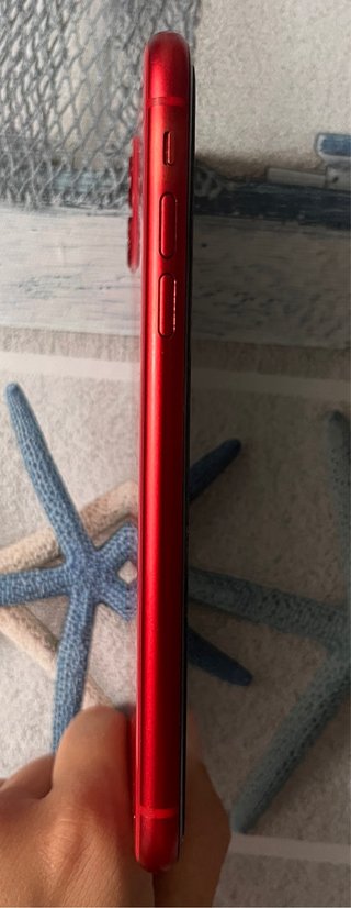 iPhone 11 rosso con custodia rosa