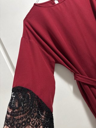 Vestido largo burdeos con encaje negro