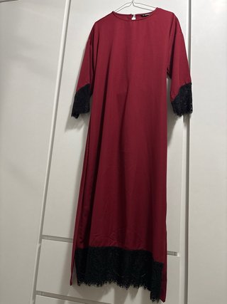 Vestido largo burdeos con encaje negro