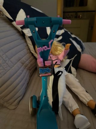 Muñeca Nancy con patinete y accesorios