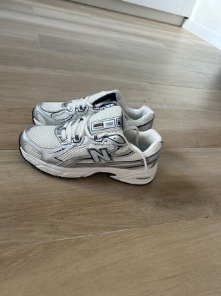 Zapatillas New Balance Plata y Blanco