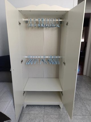 Armario blanco de madera
