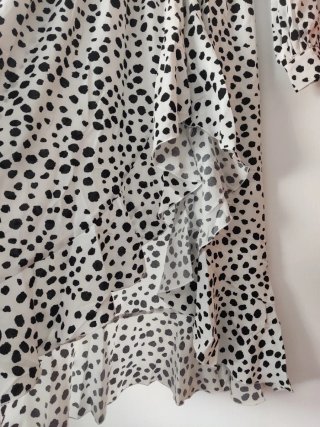 Precioso vestido estampado en blanco y negro