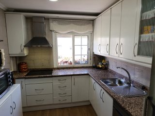 Muebles de cocina plateados y blancos