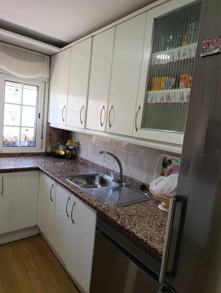 Muebles de cocina plateados y blancos