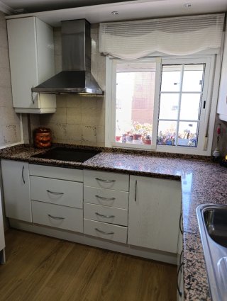 Muebles de cocina plateados y blancos