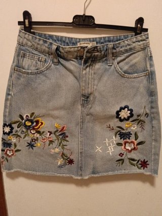 Gonna denim Stradivarius fiori ricamati