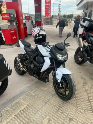 Kawasaki Z750 Naked Blanca y Negra