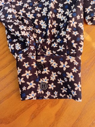 Blusa Pull&Bear floral negra talla S, manga larga