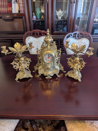 Reloj y candelabros de bronce.