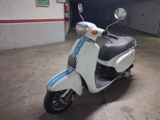Daelim  Besbi 125 Scooter Blanco y Azul
