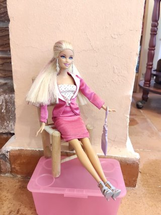 Muñeca Barbie con traje rosa