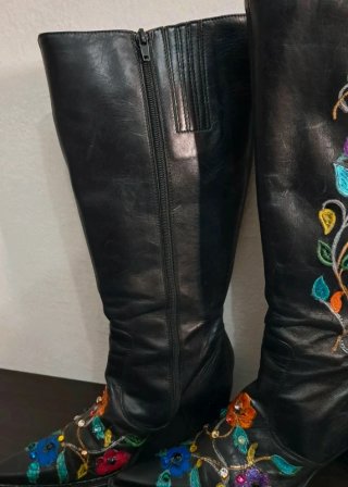 Botas altas negras bordadas flores