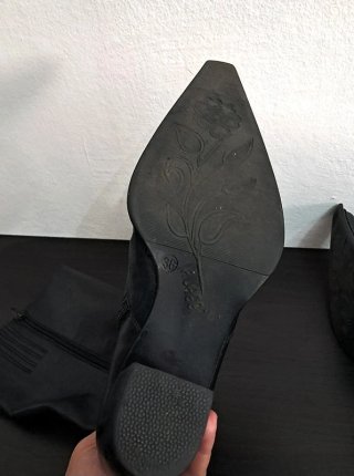 Botas altas negras bordadas flores
