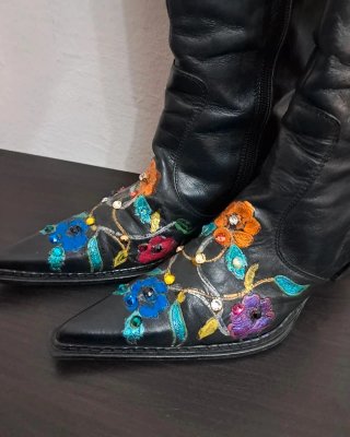 Botas altas negras bordadas flores