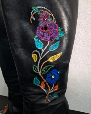 Botas altas negras bordadas flores