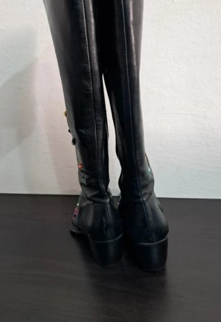 Botas altas negras bordadas flores