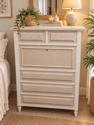 Cómoda beige y blanca de madera
